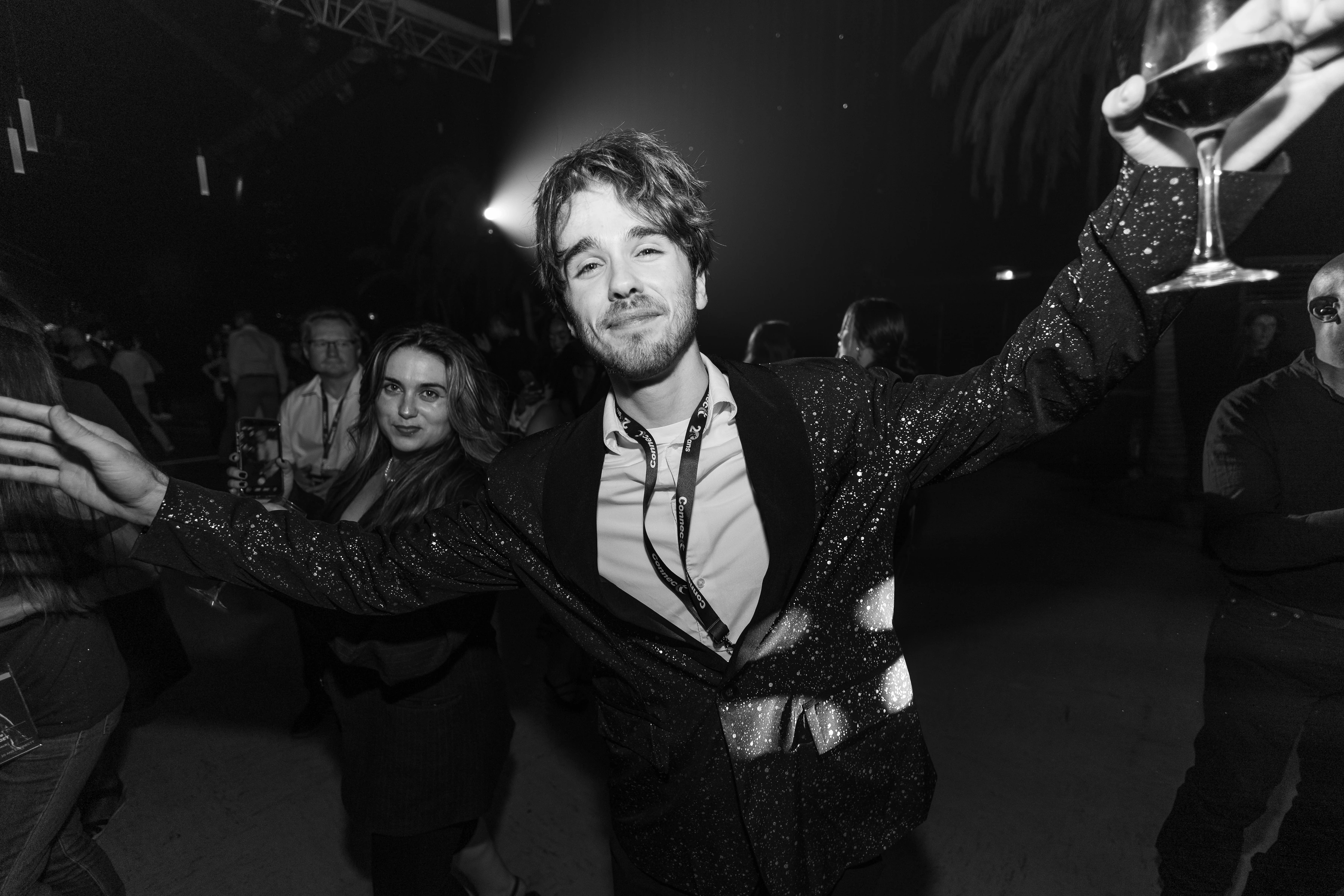 Invité dansant pendant la soirée, en noir et blanc