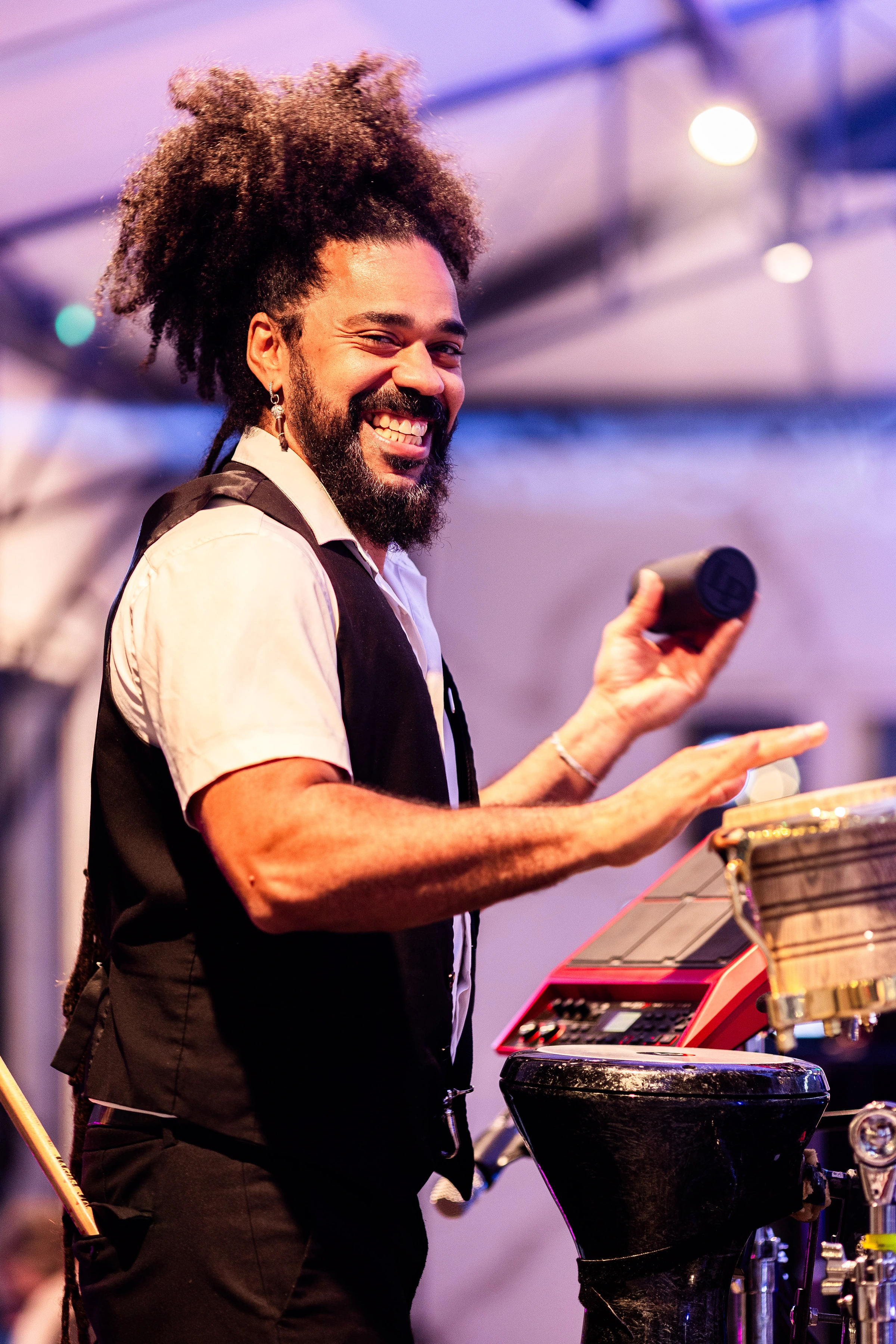 Percussionniste souriant sur scène