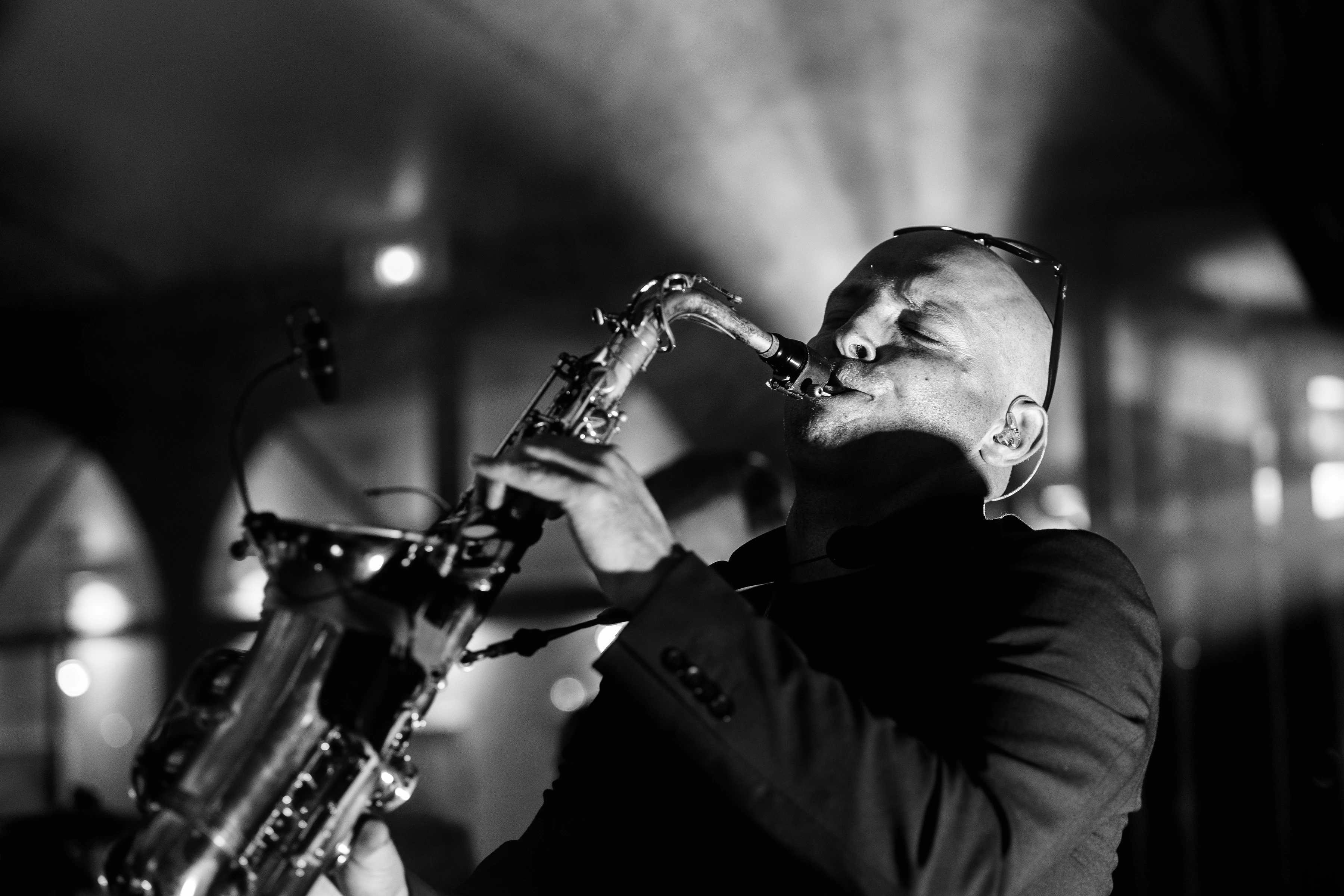 Saxophoniste en concert, en noir et blanc