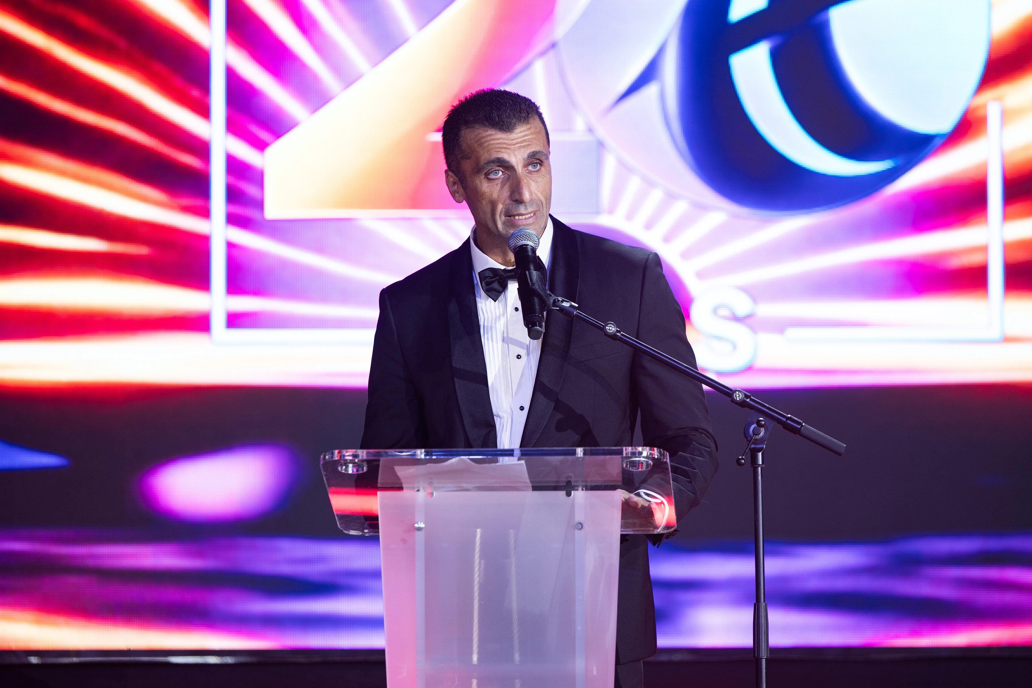 Discours d’un dirigeant au pupitre lors d’une soirée d’entreprise
