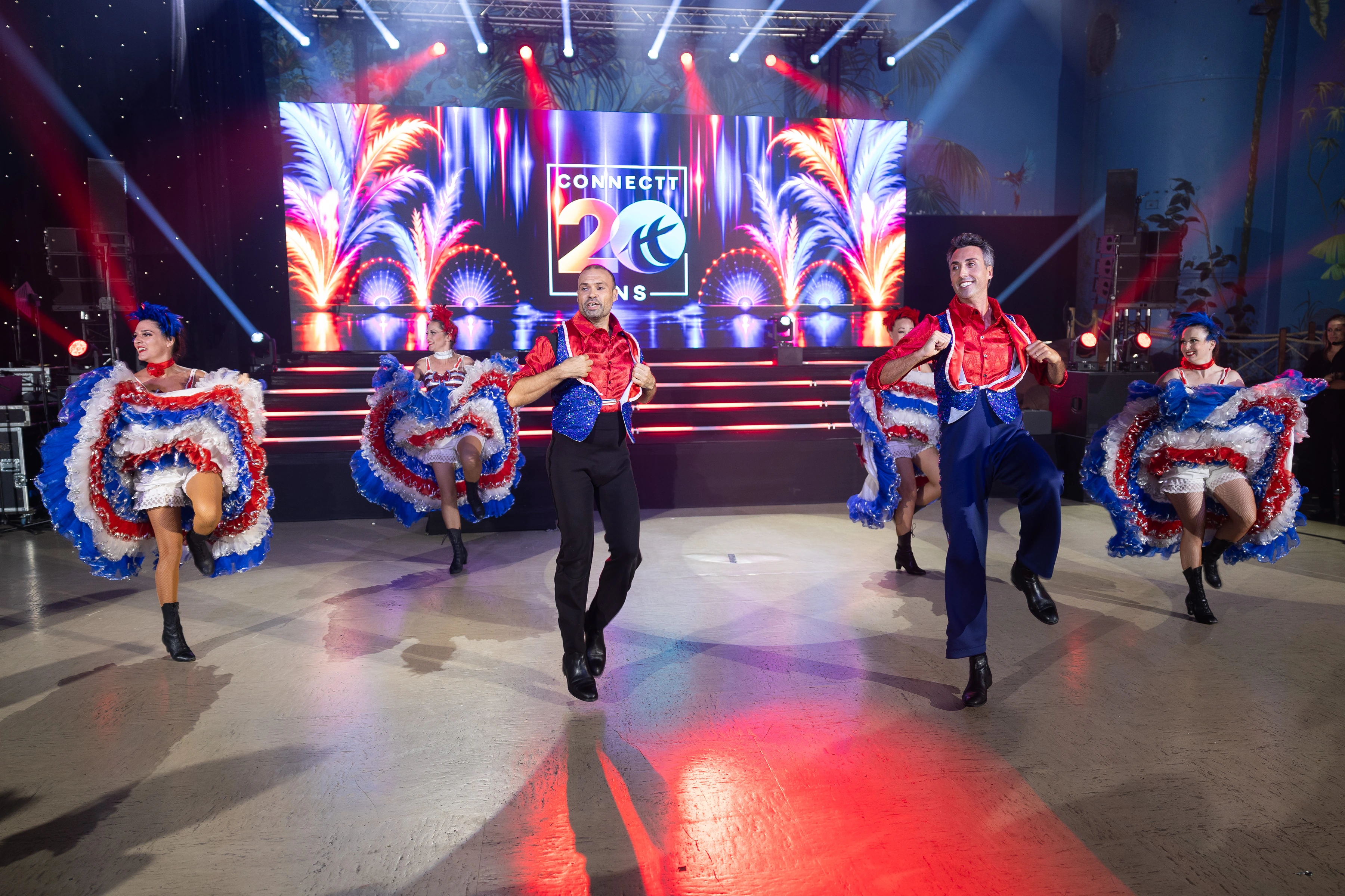 Spectacle de cancan devant l’écran de l’événement