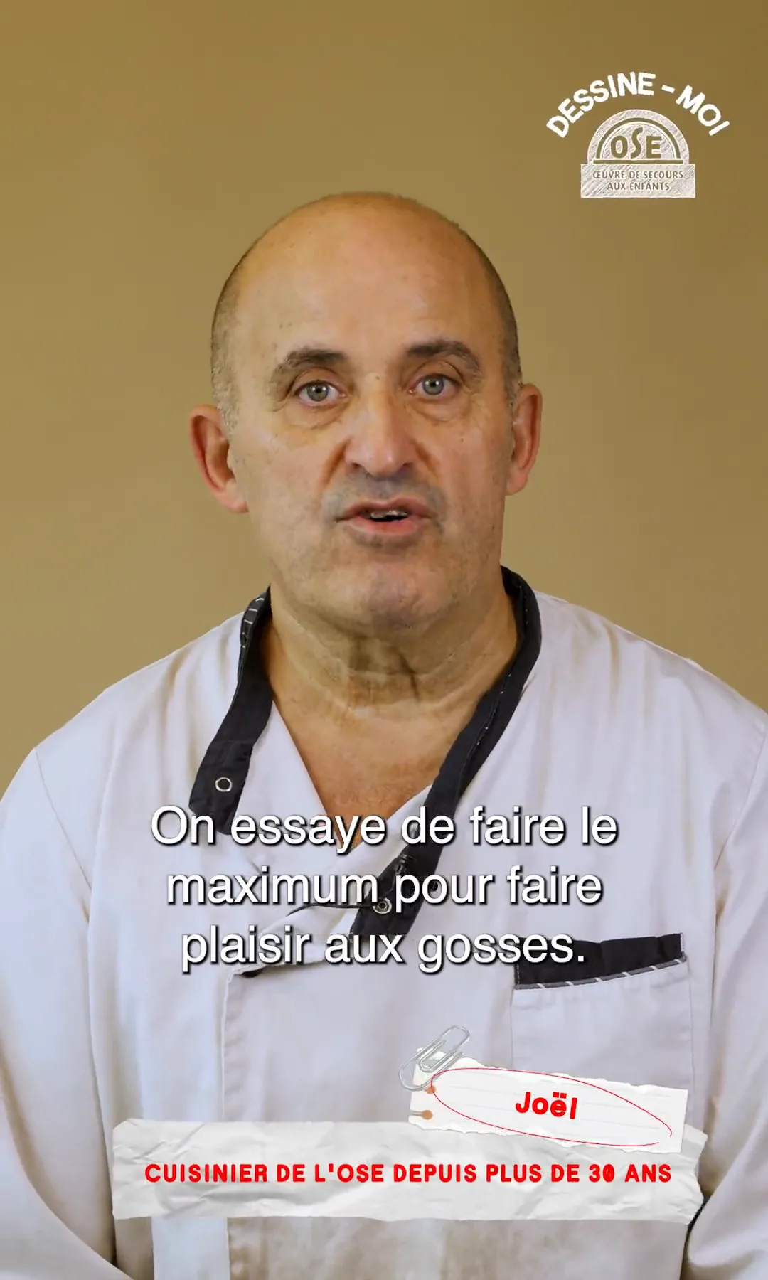 Interview filmée pour l’OSE : Joël, cuisinier de l’association, face caméra, avec sous-titres
